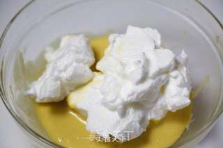 原味戚风纸杯蛋糕(烤箱做纸杯蛋糕)的做法步骤:8