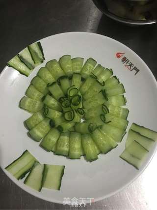 捞汁翠绿卷 的做法步骤：1