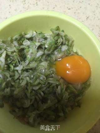 高山洋槐鸡蛋饼的做法步骤:3