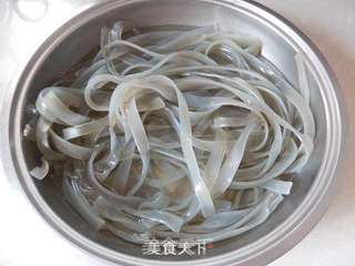 鱼头粉皮煲的做法步骤:2