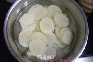 麻辣肠烧土豆的做法步骤:4