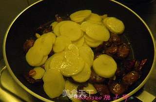 麻辣肠烧土豆的做法步骤:7