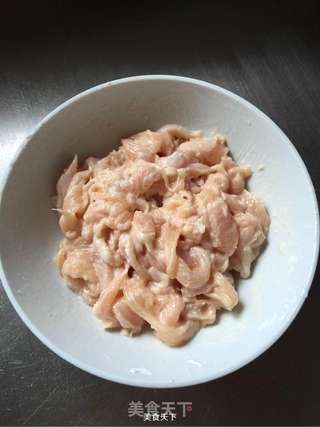菌菇鸡柳什锦煲的做法步骤:2