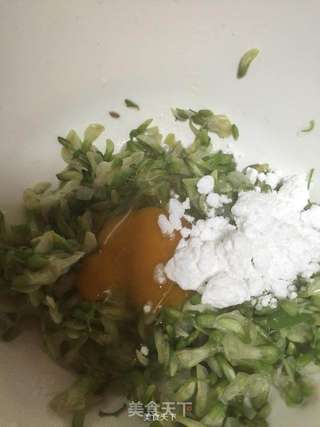 槐花甜饼的做法步骤:2