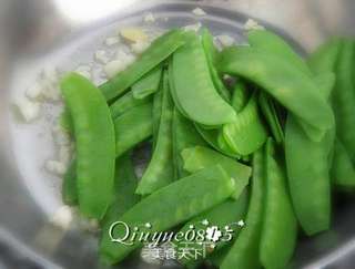 蒜香荷兰豆的做法步骤:6