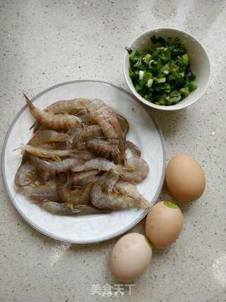 虾仁鸡蛋小炒的做法步骤：1
