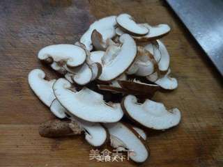 香葱香菇五花肉炒黄豆芽的做法步骤：2