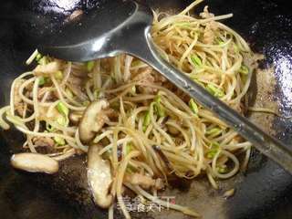 香葱香菇五花肉炒黄豆芽的做法步骤:10