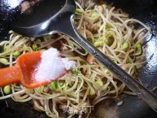 香葱香菇五花肉炒黄豆芽的做法步骤:9