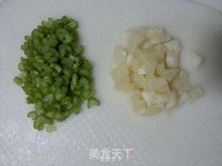 排毒纤体~芹菜雪梨汁的做法步骤:2