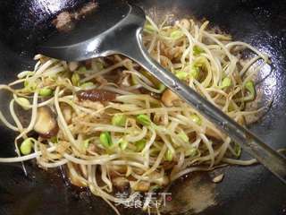 香葱香菇五花肉炒黄豆芽的做法步骤:7
