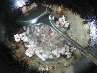 香葱香菇五花肉炒黄豆芽的做法步骤:3