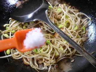 香葱香菇五花肉炒黄豆芽的做法步骤:8