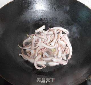 荷兰豆胡萝卜炒鱿鱼须的做法步骤:7