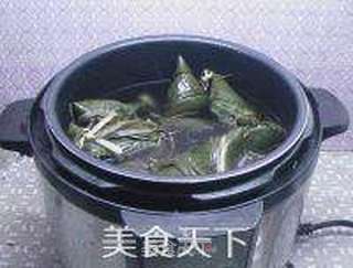 端午粽子——糯米花生咸肉粽的做法步骤:10