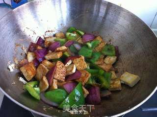 青椒圆葱烧豆腐的做法步骤:9