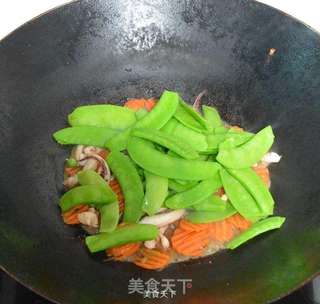 荷兰豆胡萝卜炒鱿鱼须的做法步骤:10