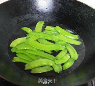 荷兰豆胡萝卜炒鱿鱼须的做法步骤:4