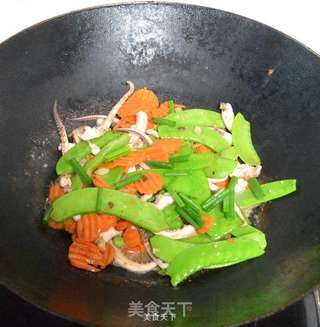 荷兰豆胡萝卜炒鱿鱼须的做法步骤:11