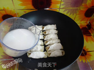 西葫芦猪肉锅贴儿的做法步骤:17