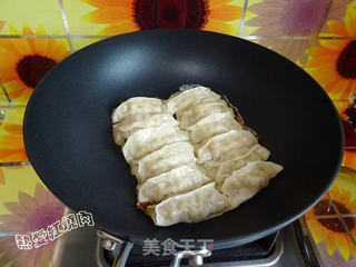 西葫芦猪肉锅贴儿的做法步骤:19