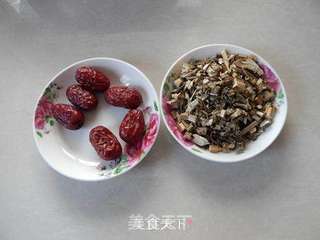 益母草鸽子汤的做法步骤:2