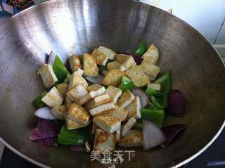 青椒圆葱烧豆腐的做法步骤:8