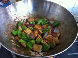 青椒圆葱烧豆腐的做法步骤:11
