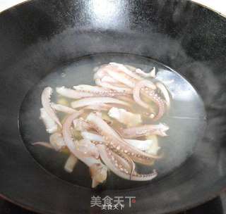 荷兰豆胡萝卜炒鱿鱼须的做法步骤:5