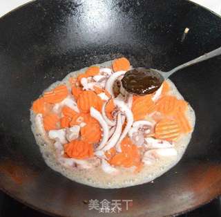 荷兰豆胡萝卜炒鱿鱼须的做法步骤:9