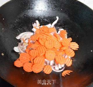 荷兰豆胡萝卜炒鱿鱼须的做法步骤:8