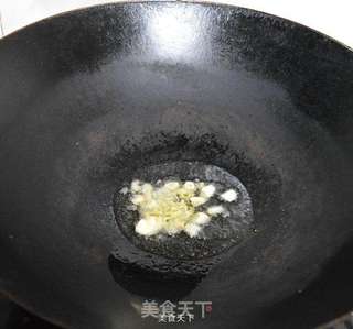 荷兰豆胡萝卜炒鱿鱼须的做法步骤:6