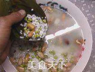 端午粽子——糯米花生咸肉粽的做法步骤:5