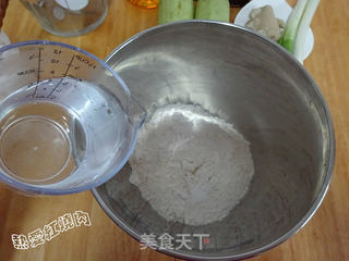 西葫芦猪肉锅贴儿的做法步骤:2