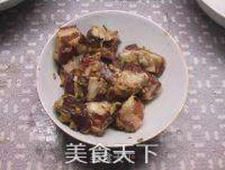 端午粽子——糯米花生咸肉粽的做法步骤:2