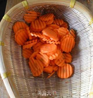 荷兰豆胡萝卜炒鱿鱼须的做法步骤:2