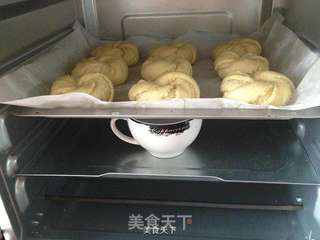 椰蓉花型面包的做法步骤：17