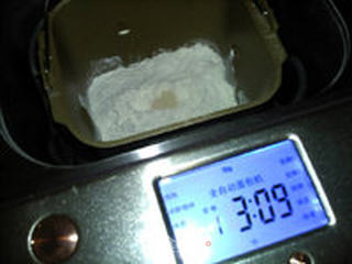 黑芝麻果仁面包的做法步骤:9