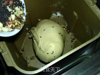 黑芝麻果仁面包的做法步骤:13