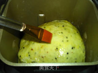 黑芝麻果仁面包的做法步骤:14