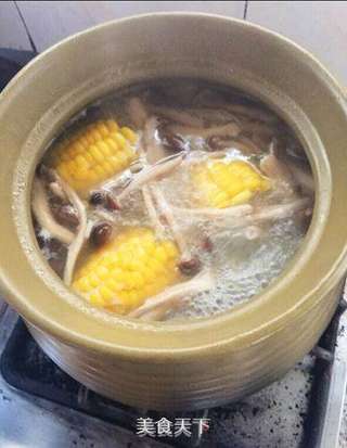 茶树菇玉米排骨汤的做法步骤:2