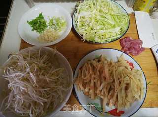 肉丝蔬菜炒饼的做法步骤:2