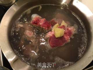牛蒡红萝卜排骨汤的做法步骤:2