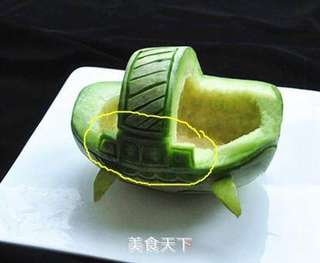 雕刻香瓜乌龟船水果盘的做法步骤:4