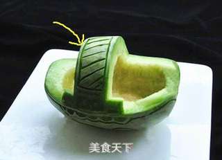 雕刻香瓜乌龟船水果盘的做法步骤:3