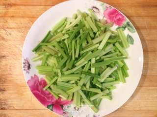 芹菜炒土豆丝的做法步骤:2