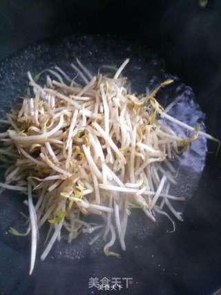 芝麻酱凉拌黄瓜豆芽菜的做法步骤:2