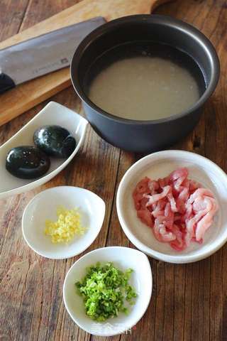 皮蛋瘦肉粥的做法步骤：1