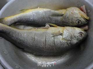 家常炖黄花鱼的做法步骤:2
