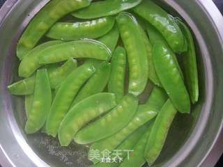 腰果胡萝卜炒荷兰豆的做法步骤:3